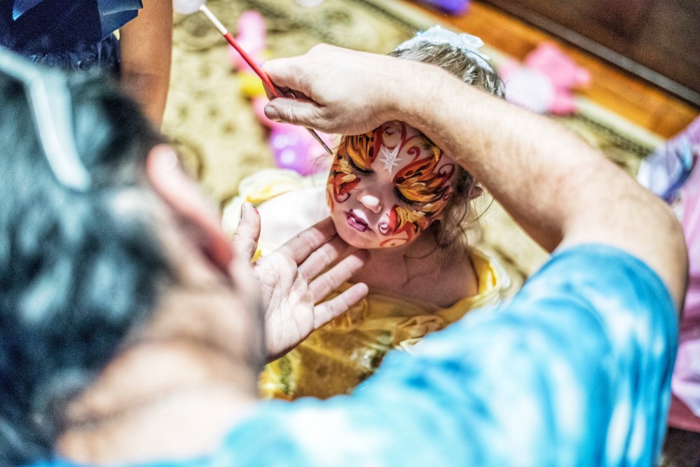 maquilladora de curso de maquillaje infantil a dsitancia maquillando a niña en fiesta de cumpleaños